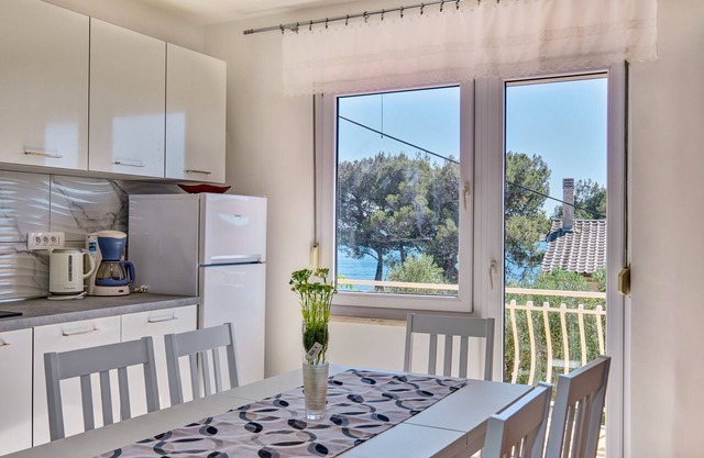 Three bedroom apartment with balcony and sea view Martinšćica, Cres (A-23222-a)