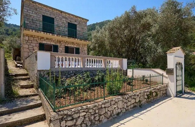 Three bedroom apartment near beach Prožurska Luka, Mljet (A-22338-a)