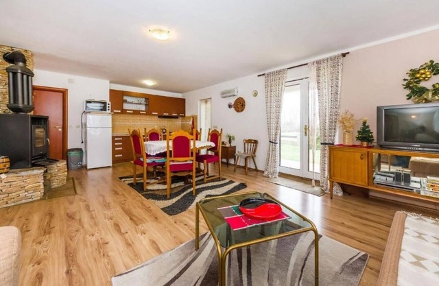 Three bedroom apartment with terrace Lovinac, Velebit (A-21748-a)