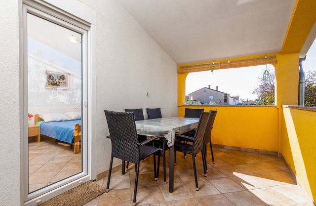 Three bedroom apartment with terrace Valbandon, Fažana (A-7352-a)