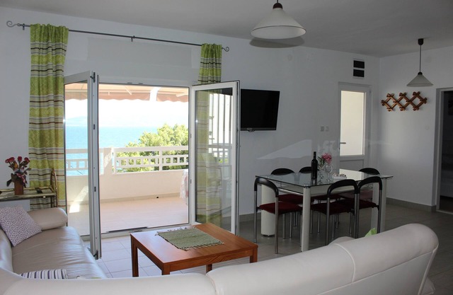 Three bedroom apartment near beach Mimice, Omiš (A-2774-b)
