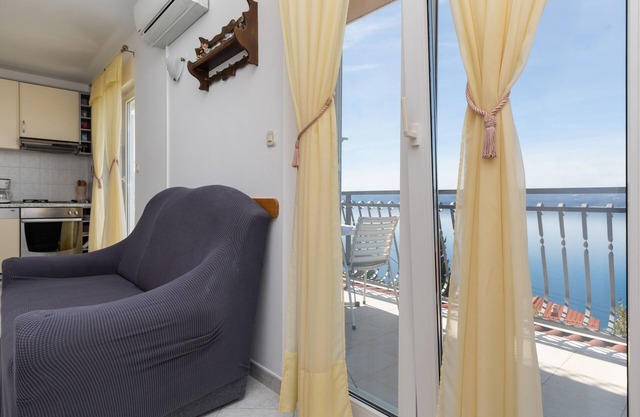 Three bedroom apartment with balcony and sea view Mimice, Omiš (A-2805-b)