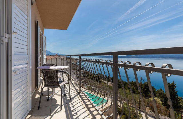 Three bedroom apartment with balcony and sea view Mimice, Omiš (A-2805-a)