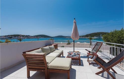 Three-Bedroom Apartment In Rogoznica