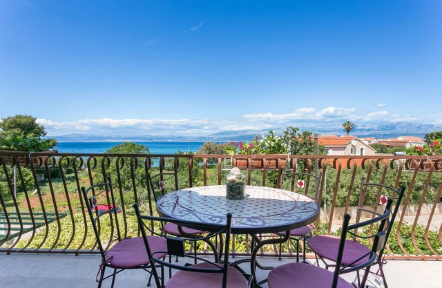 Three bedroom apartment with terrace and sea view Mirca, Brač (A-732-b)