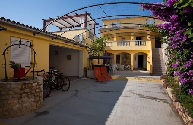 Three bedroom apartment with terrace Poljana, Ugljan (A-8523-c)