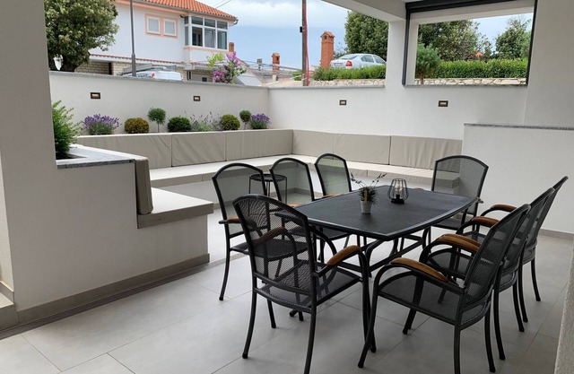 Three bedroom apartment with terrace Banjol, Rab (A-21635-a)