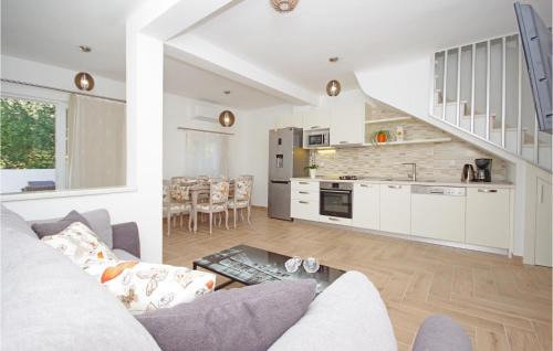 Three-Bedroom Holiday Home In Drvenik