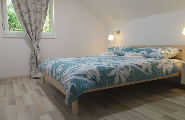 Three bedroom apartment with balcony Smoljanac, Plitvice (A-12345-b)