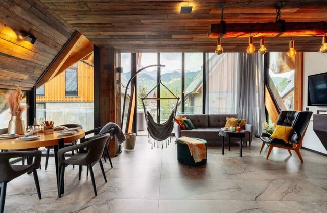 Three-Bedroom Villa with jacuzzi B