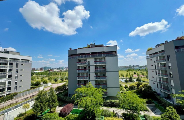 Three bedrooms, two bathrooms (120 sqm), 10-min walk to subwayStation.