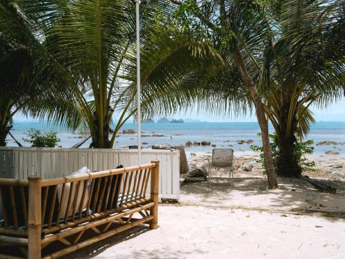 Three Palms - Beach Front Tiny House By Sp Villa