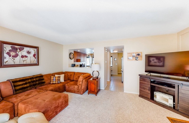 Three-Story, Dog-Friendly Townhouse w/Free WiFi, Gas Fireplaces, & Washer/Dryer