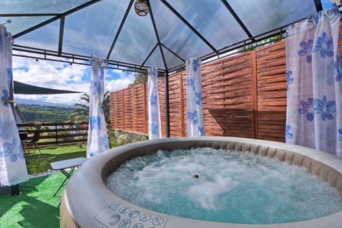 Ti kaz bourbon vanille - Vue montagne jacuzzi