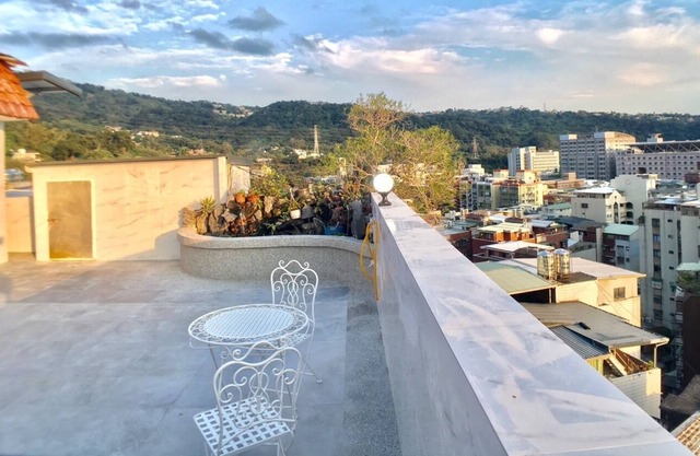 Tianmu newly renovated 3BR, 3Bathrooms with hug balcony