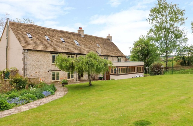 TICKMOREND FARM, pet friendly, luxury holiday cottage in Nailsworth