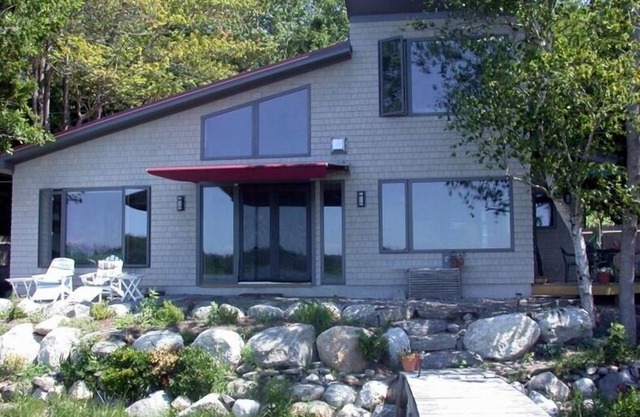 Tidal Cove- Informal Charming Cottage Rebuilt to Passive Cozy