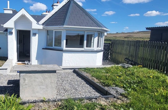 Tigín, 2km from Doolin, with panoramic views of the sea, cliffs and islands.