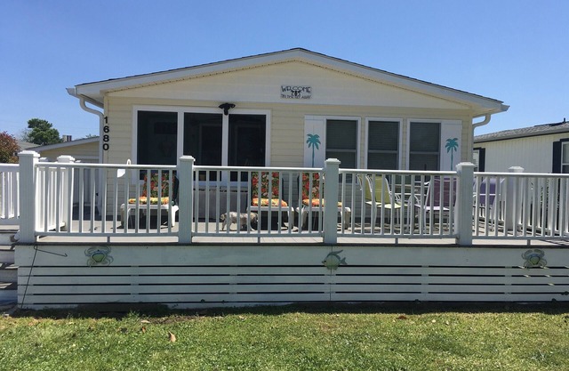 “Tiki time Getaway” -dog friendly, sleeps 6. Corner of splash pad and pool.