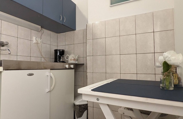 Tilted Painting Condo w Queen Bed and 55" TV