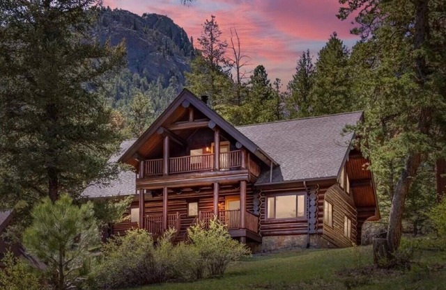 Timber Rest Lodge- 5 bedroom, 5.5 bath cabin w/hot tub log cabin