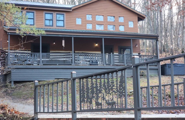TIMELESS IVORY LODGE: Cabin & creek, Hot Tub, 5min to Nashville! Pet friendly