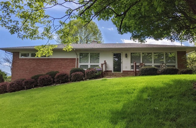 Tin Cup Hideaway- Comfy Ranch 3BR 2BA, cozy private porch with Hot Tub| Golfing