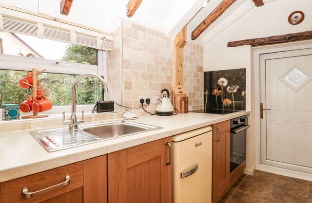 TINMANS COTTAGE, pet friendly, character holiday cottage in Lydbrook