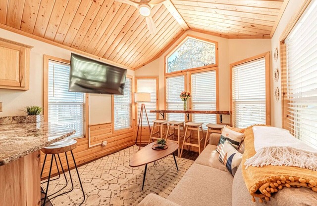 Tiny Haven | Spacious Feel, BBQ & Peak Views