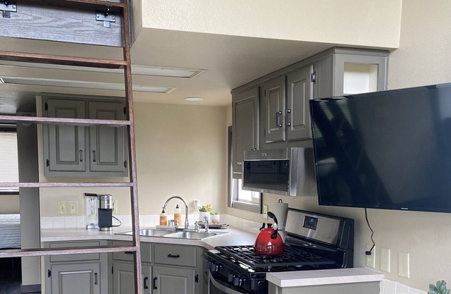 Tiny Home Near Lake Pend Orielle- Cute and Cozy!