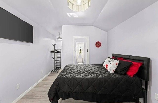 Tiny house 5 mins to Daytona beach. 12 mins to Speedway and DAB Airport.