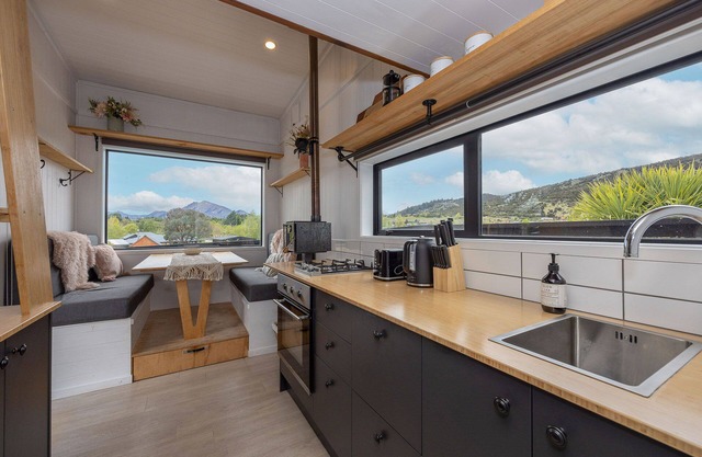 Tiny house - big fun! Mountain views, private garden, indoor & outdoor fires.