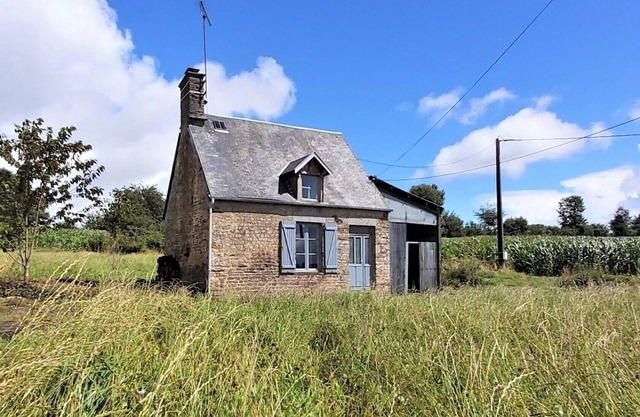 Tiny house isolated in nature with dry toilets on large private land