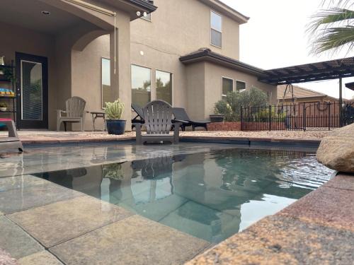 Tiny RV Stone pool Inn, Pets stay free, Zion National Park, your private Oasis!