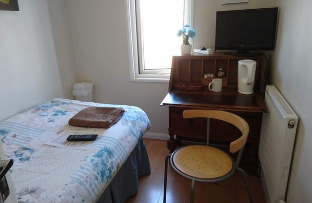 Tiny Single shared bathroom Room ssbyr