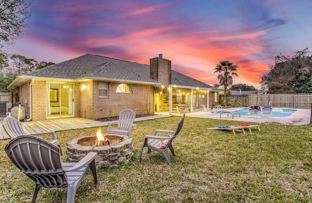 Tipsy Tiki Escape: Pool, Games & close to beach!