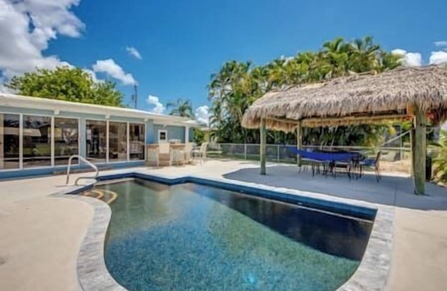 TIPSY TIKI - Pool, Canal, Outdoor Bar, King Bed