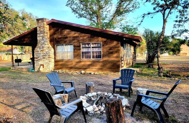 TJ`s Escape *HUGE* Landmark Oak Tree *1mile2river*