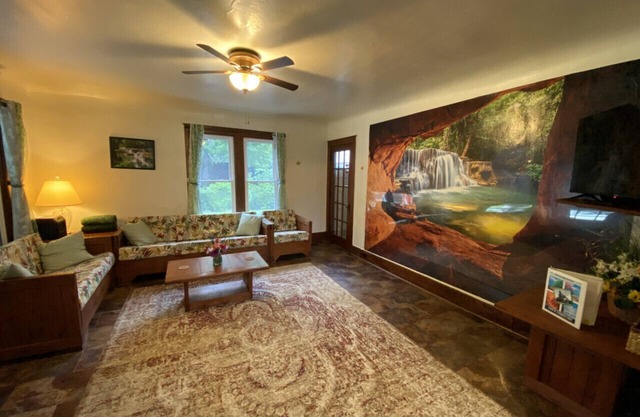 TNT Suite, Downtown Retreat