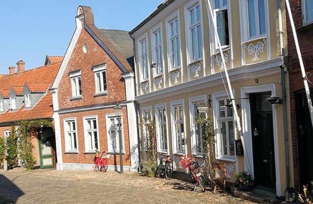 To sammenhængende værelser med udgang til have