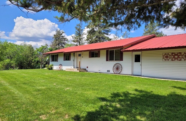 Tom's Mom's-Dog Friendly/WalkWinthrop! Parking for Recreational Vehicles!