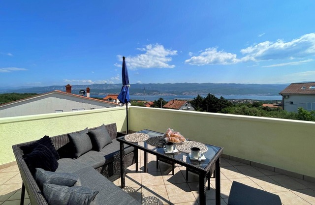 Top Apartment - panoramic sea view, terrace, garden, private parking, BBQ