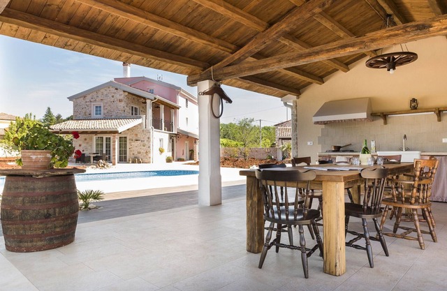 Top-class holiday house with private pool and whirlpool only 1 km from the sea