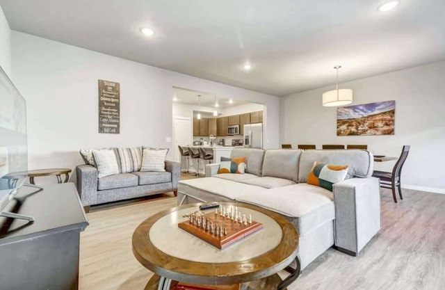Top Flight! Modern AC Fast WiFi Patio Garage