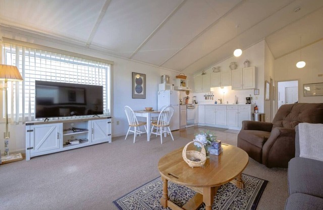 Top Floor 1 BR Downtown Waterfront BH! [High Tide]