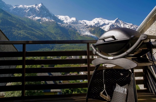 Top floor apartment in a peaceful location with stunning views.
