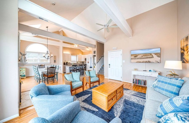 Top Floor Beachfront 4BR, Dog-Friendly, Sleeps 12 – Deck, Grill, Cart