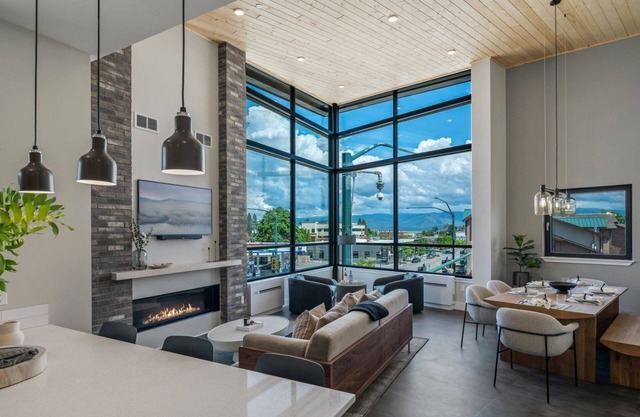 Top-floor Condo w/Rooftop Hot Tub in Downtown