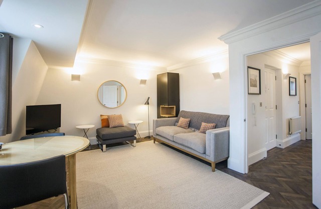 Top Floor luxury apartment in central Bath - with parking