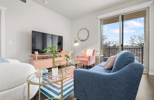*Top Floor Modern Condo Near Downtown TC*